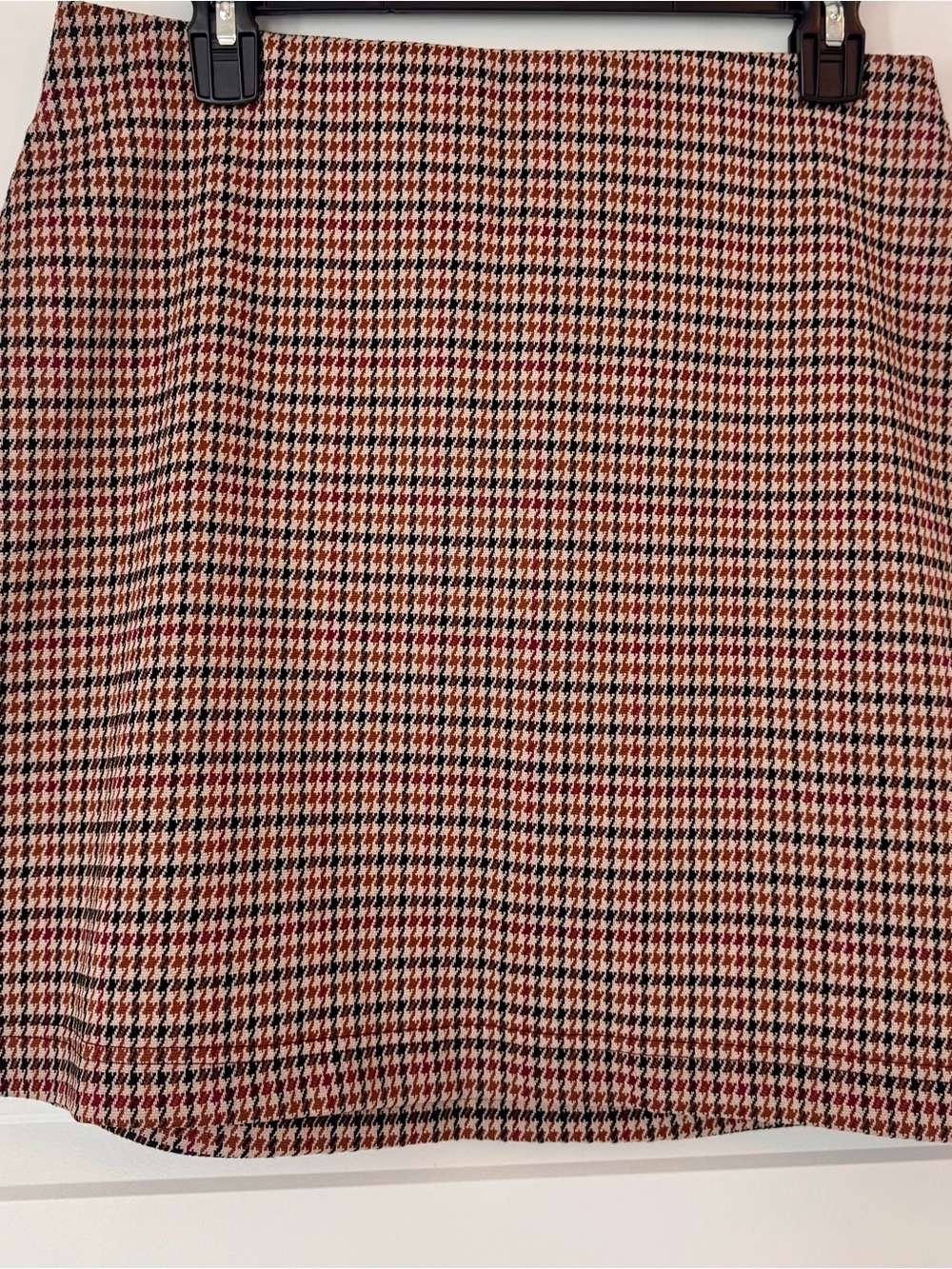 New with tags Maurice’s Classic Houndstooth Mini Skirt in burgundy& Black
